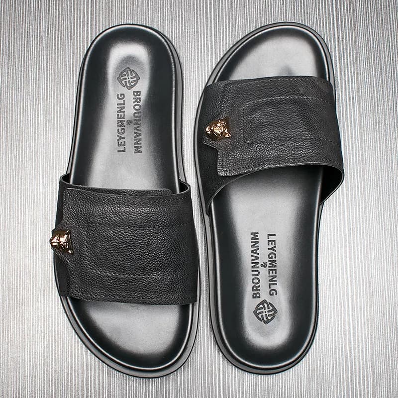 2025 Nuove pantofole in vera pelle Sandali infradito antiscivolo decorati in metallo per uomo Moda causale Scarpe estive nere Uomo