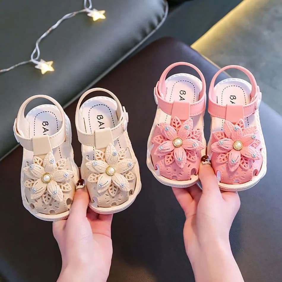 Nuovi sandali estivi per ragazze suola morbida scarpe da spiaggia per bambini traspiranti sandali da principessa antiscivolo calzature casual per bambini