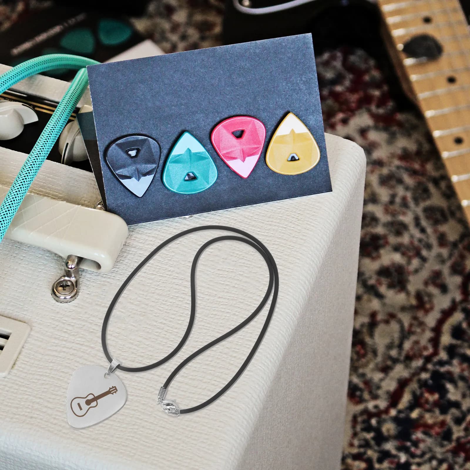 Collana con Ciondolo a Forma di Plettro per Chitarra, Gioiello Leggero e Portatile in Acciaio, Accessorio Musicale per Principianti