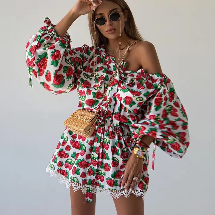 2026 All'inizio della primavera nuovo abito sexy con stampa di fragole vita moda spalla inclinata manica lunga gonna A-word