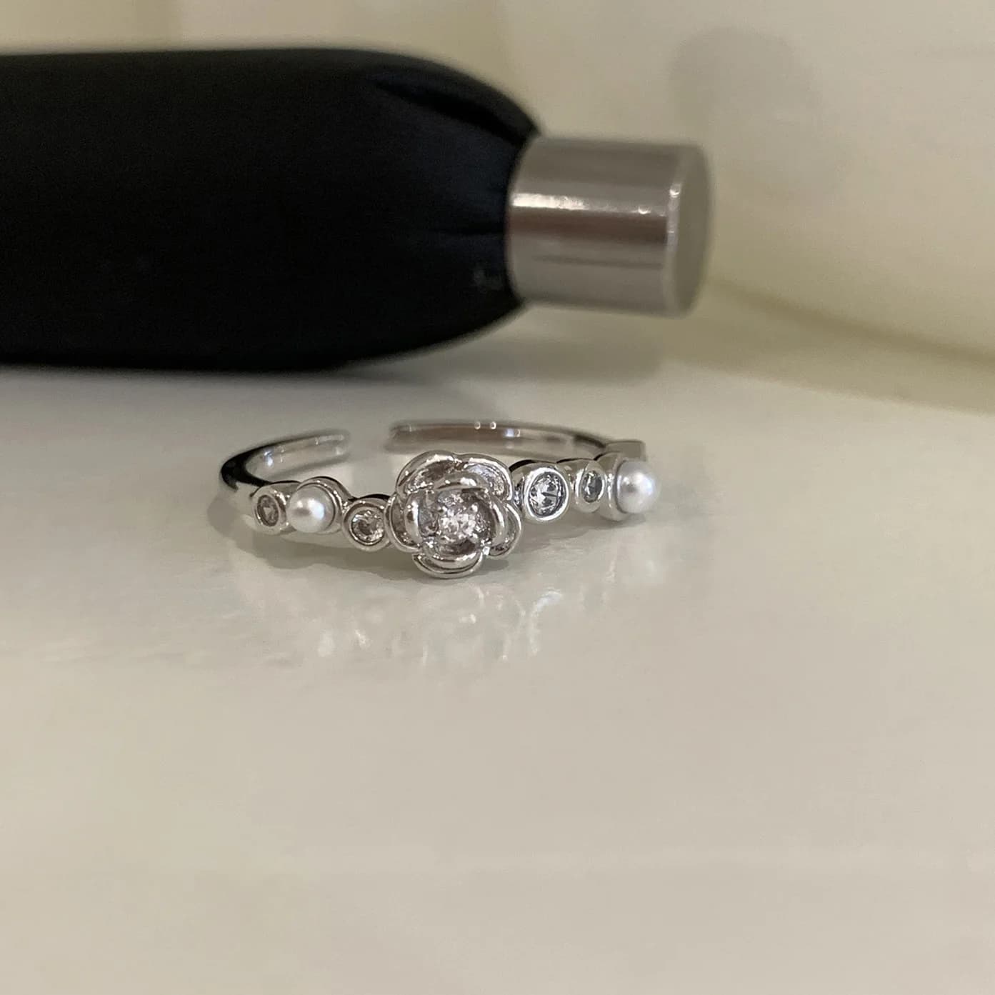 Anello con perla fiore zircone in stile coreano per donna, anello per dito indice di fascia alta di nicchia di lusso leggero, anello di lusso leggero, nuovi gioielli alla moda