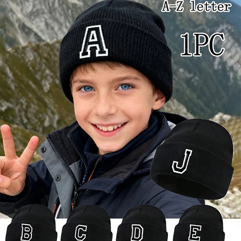 Cappello lavorato a maglia in tinta unita per bambini 1PC con 26 lettere, berretti con protezione per le orecchie caldi per ragazzi e ragazze, ciclismo quotidiano all'aperto.