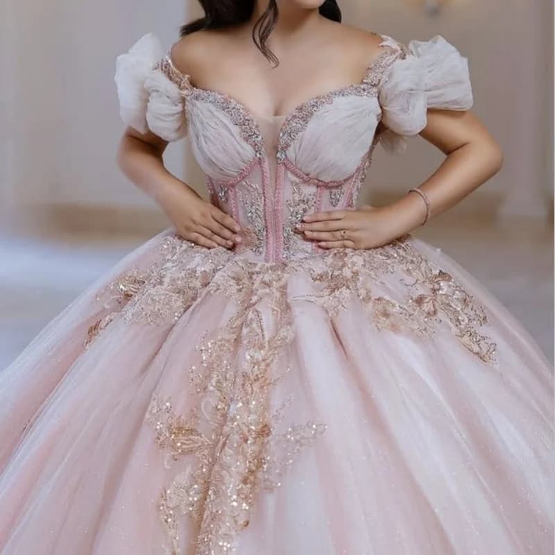 Abito Quinceanera rosa chiaro lucido con spalle scoperte Glitter fiore 3D Decalcomania Coda lunga Abiti da 15 Quinceanera Personalizza