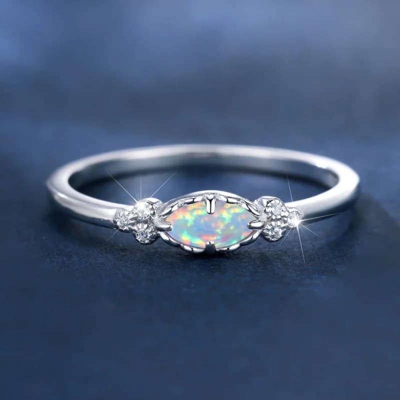 Nuovo accessorio di gioielleria di lusso leggero, alla moda, in argento, con occhio di cavallo bianco, tesoro australiano, elegante, con tre piccoli diamanti, che non sbiadisce.