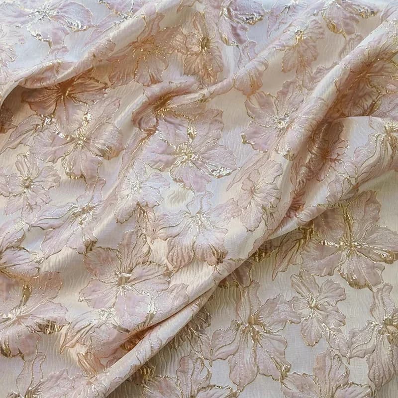 Tessuto jacquard in rilievo con fiori eleganti in seta dorata, abito delicato da donna, gonna soffice, borsa per il lavaggio, tessuto da cucito fai da te