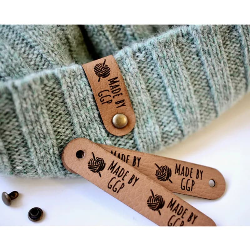 Etichette fatte a mano da 30 pezzi per vestiti etichette per maglieria in pelle etichetta Floding con logo di testo personalizzato per articoli artigianali all'uncinetto con rivetti