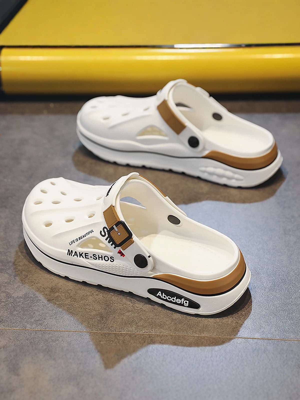 Men's Summer Outdoor Wear Anti-Slip Soft Bottom Toe Covering Clog Shoes Driving Dual-Purpose Sports Beach Sandals