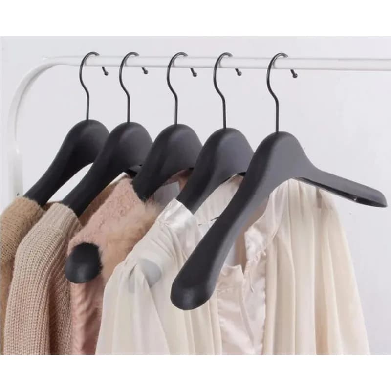 Black plastic hanger with wide and thick shoulders for coats, jackets and fur (10 pieces/lot)