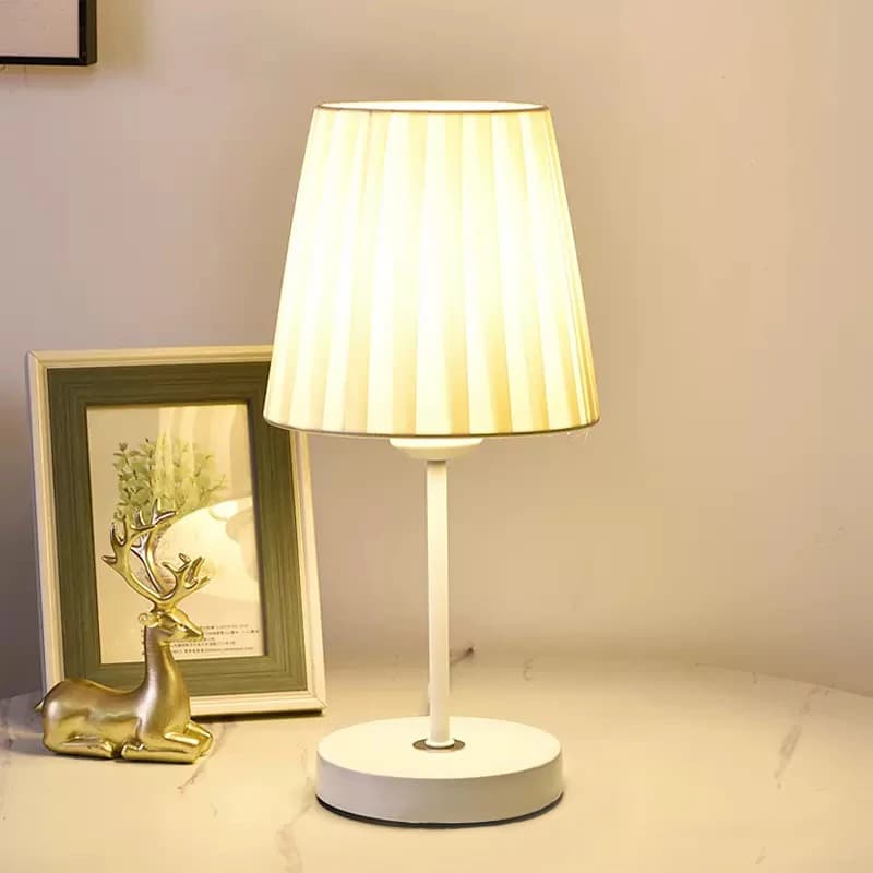 Lampada da tavolo a LED Pulsante tattile collegato a luce ricaricabile Studio Decorazione camera da letto Comodini Copertura in tessuto Luce da scrivania da lettura