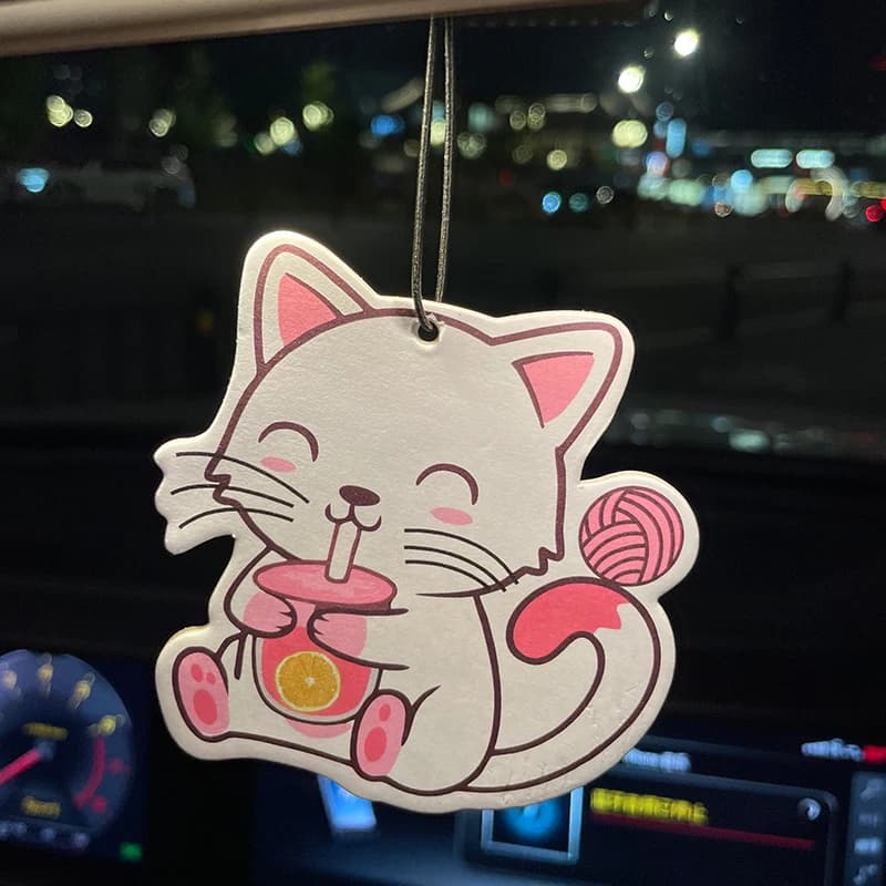 Drink lemon milk tea with juice, enjoy the smiling white cat, hotel cartoon toilet bag), car deodorant, wardrobe deodorant, perfume, retrovisor mirror decoration, car interior pendant, natural scent to purify air, hotel cartoon toilet bag, office bedroom ornament
