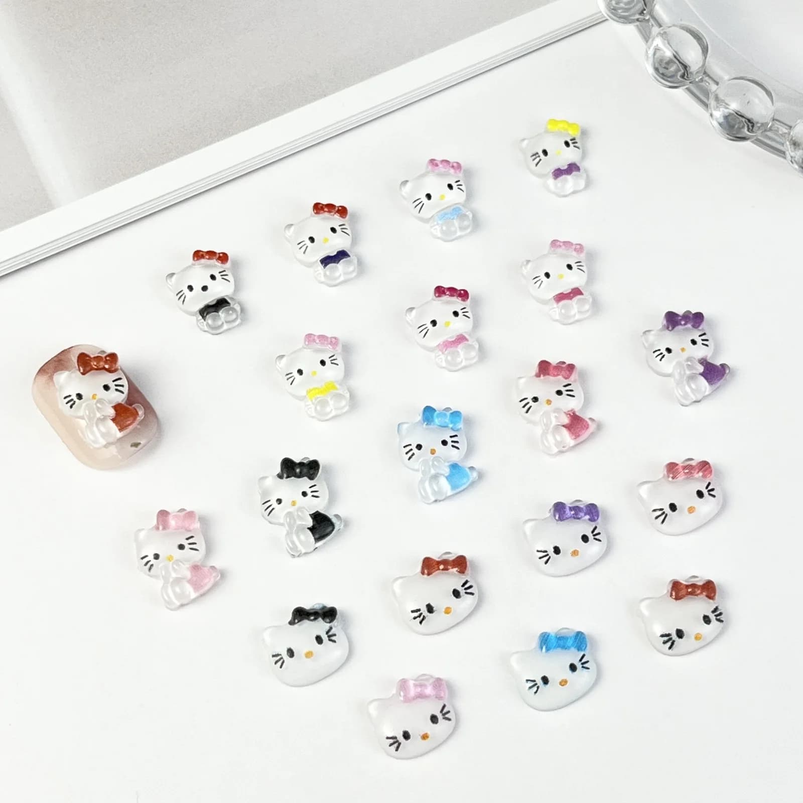 100 pezzi di ciondoli per nail art con gatto 3D Hello Kitty, decorazioni per unghie fai da te in resina carine e adorabili per un look giocoso ed elegante per manicure
