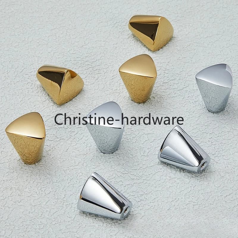 Triangolo geometrico in ottone Goccia d'acqua Maniglia piccola Cassetto Porta dell'armadio Armadio Maniglia a foro singolo con specchio oro argento