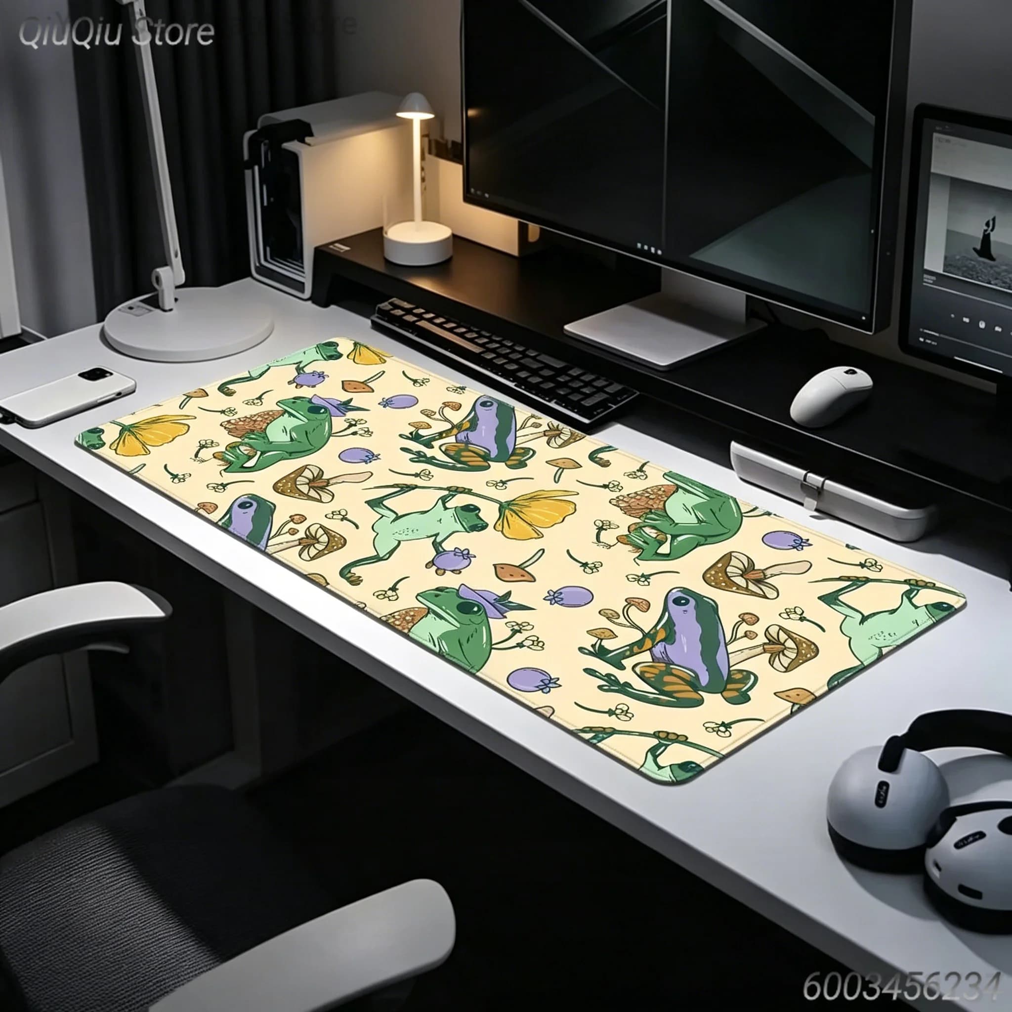 Tappetino per mouse da gioco antiscivolo di grandi dimensioni con bordi cuciti con stampa di rane e funghi, 1 pezzo