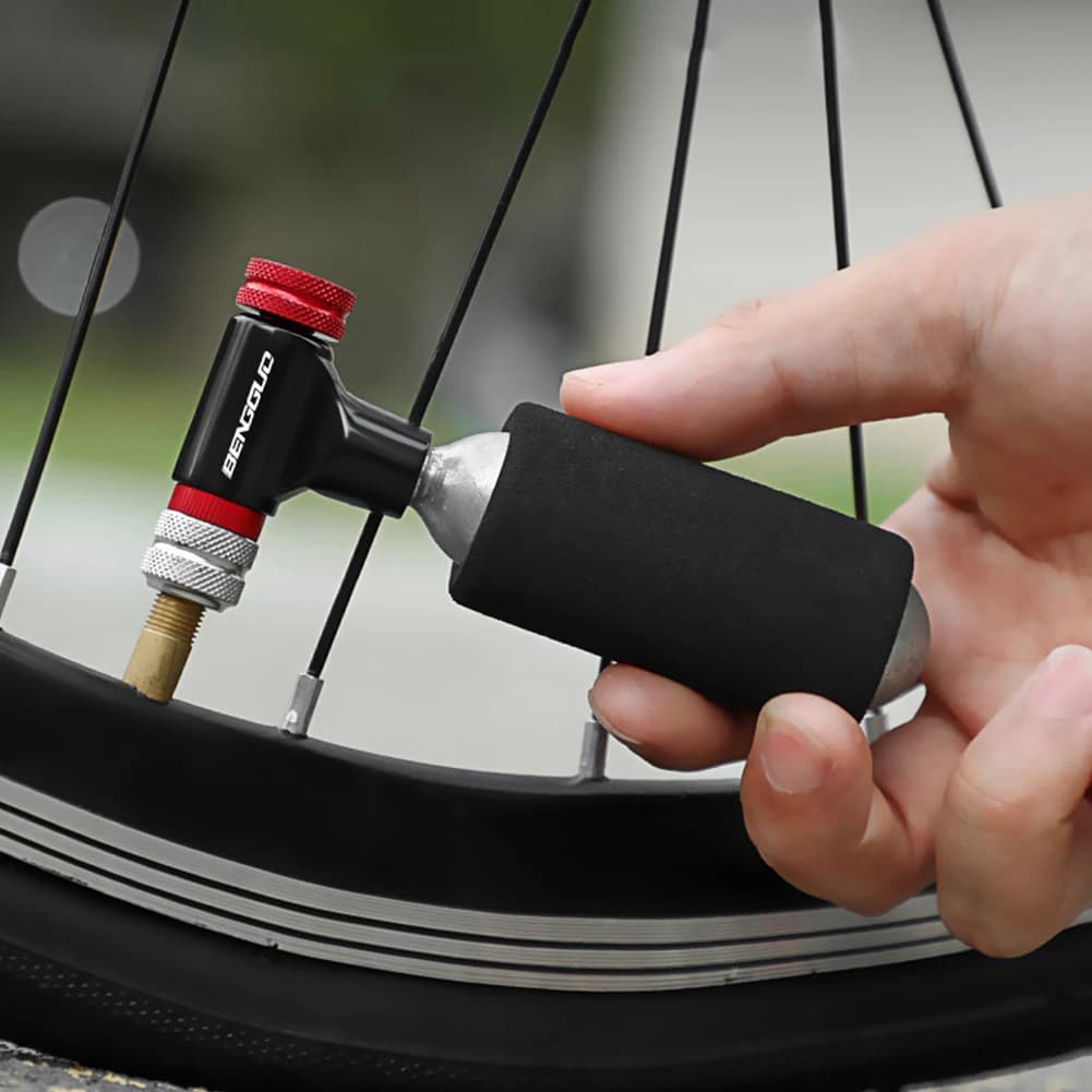 Gonfiatore CO2 per Pneumatici Bici, Pompa CO2 con Testina di Gonfiaggio Schrader e Presta, Mini Iniettore CO2 in Lega di Alluminio per Bici e Palloni da Basket