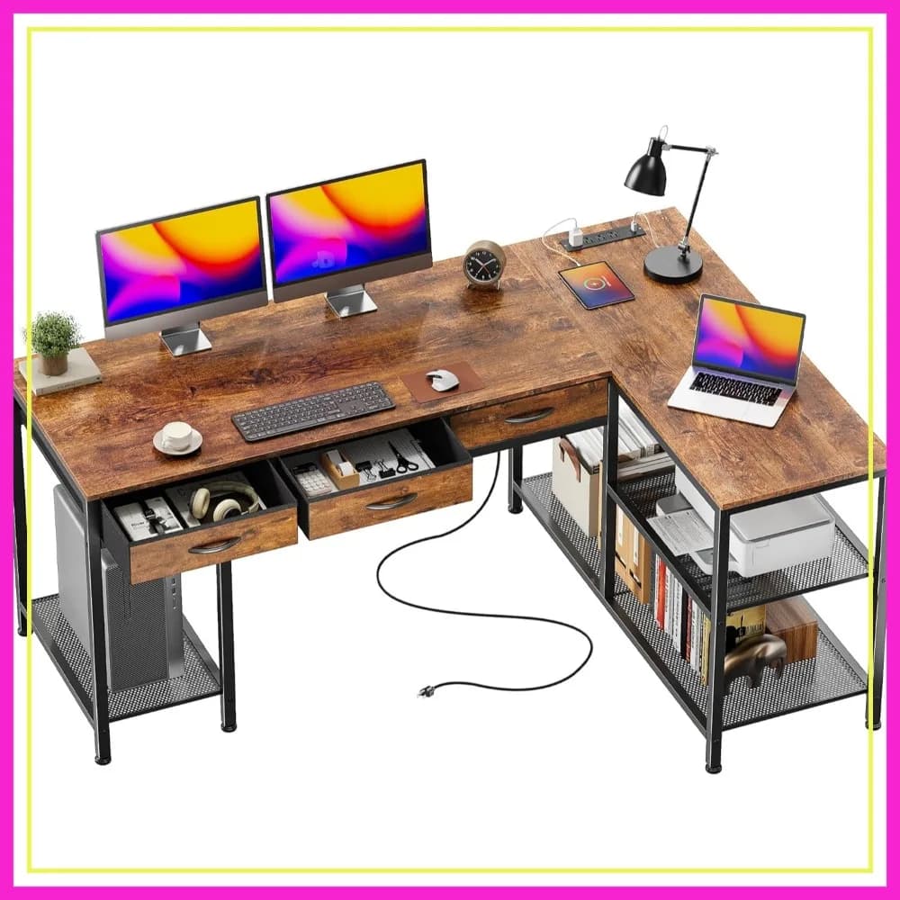 Scrivania a L da 55 pollici con prese di corrente e USB-C, Grande Scrivania da Gaming per Computer con 3 Cassetti in Tessuto e Ripiani in Rete, Scrivania Angolare per Lavoro e Scrittura, Marrone Rustico