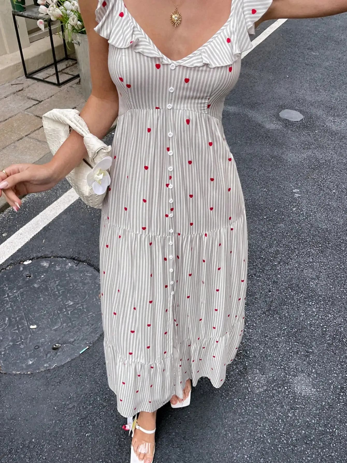 Abito midi a righe con stampa a cuori, volant e bottoni sul davanti, con gonna a balze