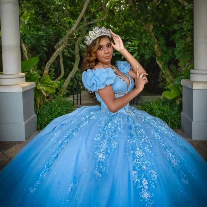 Abito Quinceanera azzurro cielo lucido con spalle scoperte fiore di cristallo glitter decalcomania coda lunga fiocco abiti da 15 Quinceanera Personalizza