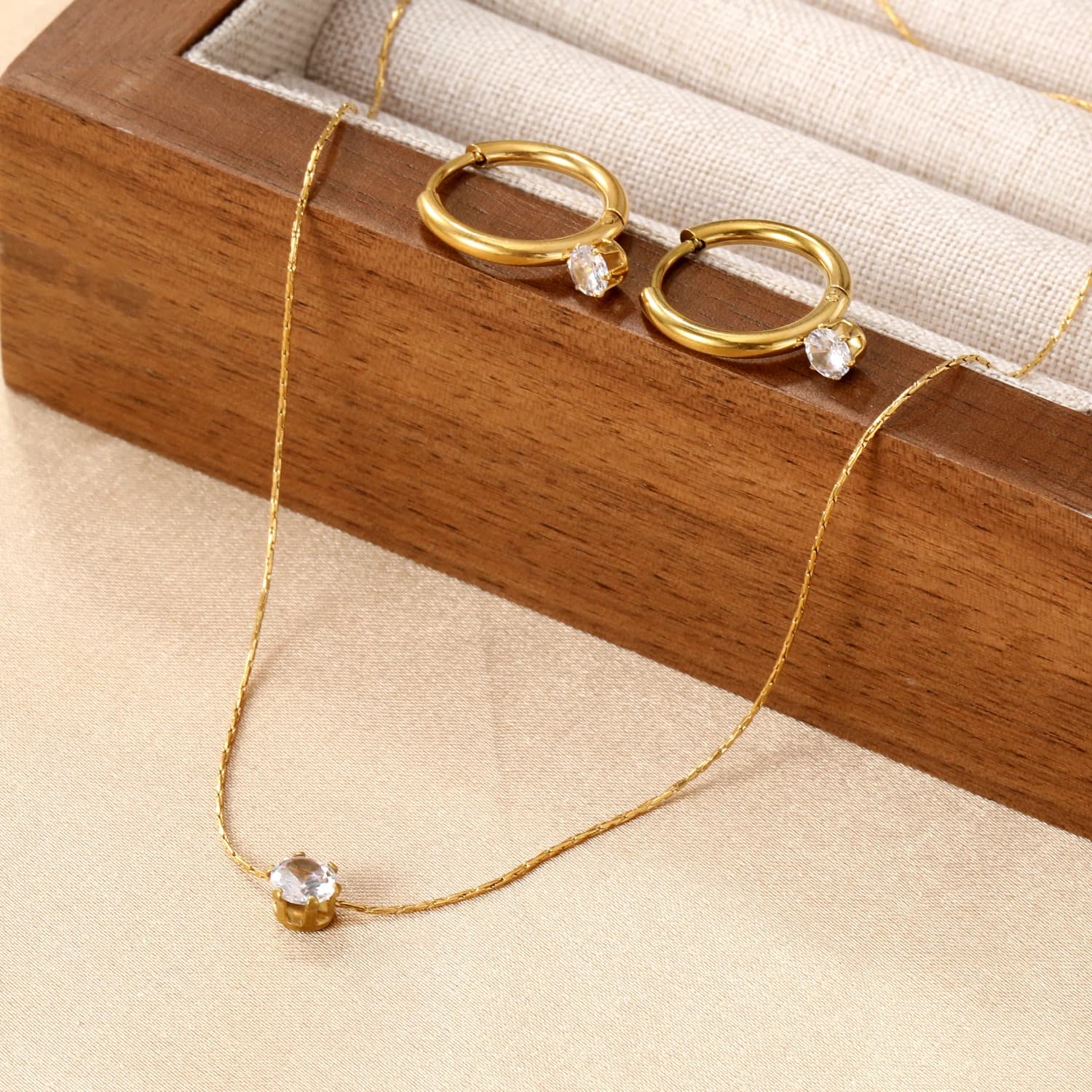 Set di Gioielli in Acciaio Inossidabile con Diamanti Scintillanti, Semplice ed Elegante, Collana e Orecchini per Donne, Accessori Quotidiani e Regali