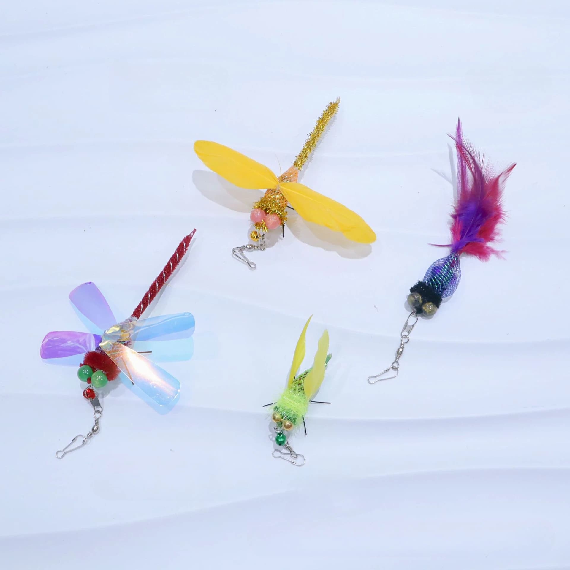2 pezzi stile casuale simulazione colorata pesce rosso insetto gatto teaser stick teste piuma giocattolo per animali domestici