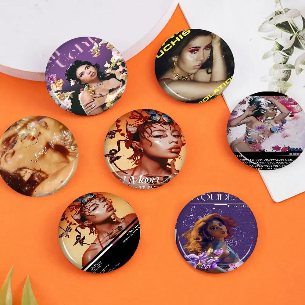 Spille della serie Cute da 58 mm della cantante K-Kali Uchis, distintivi divertenti, spille a forma di animali dei cartoni animati, accessorio regalo per zaini e vestiti