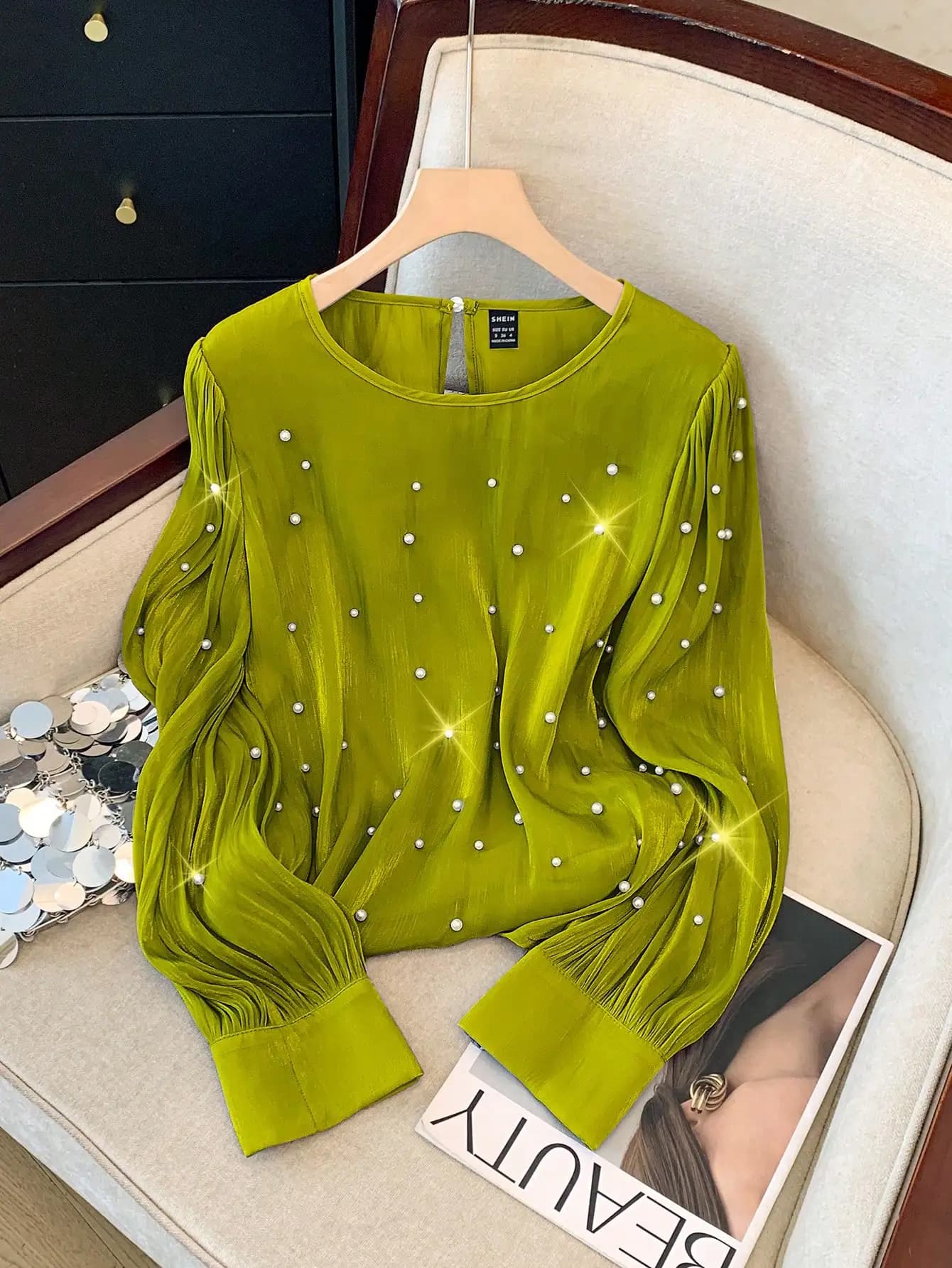 Camicetta verde tinta unita in stile francese con perline e maniche a pieghe per donna