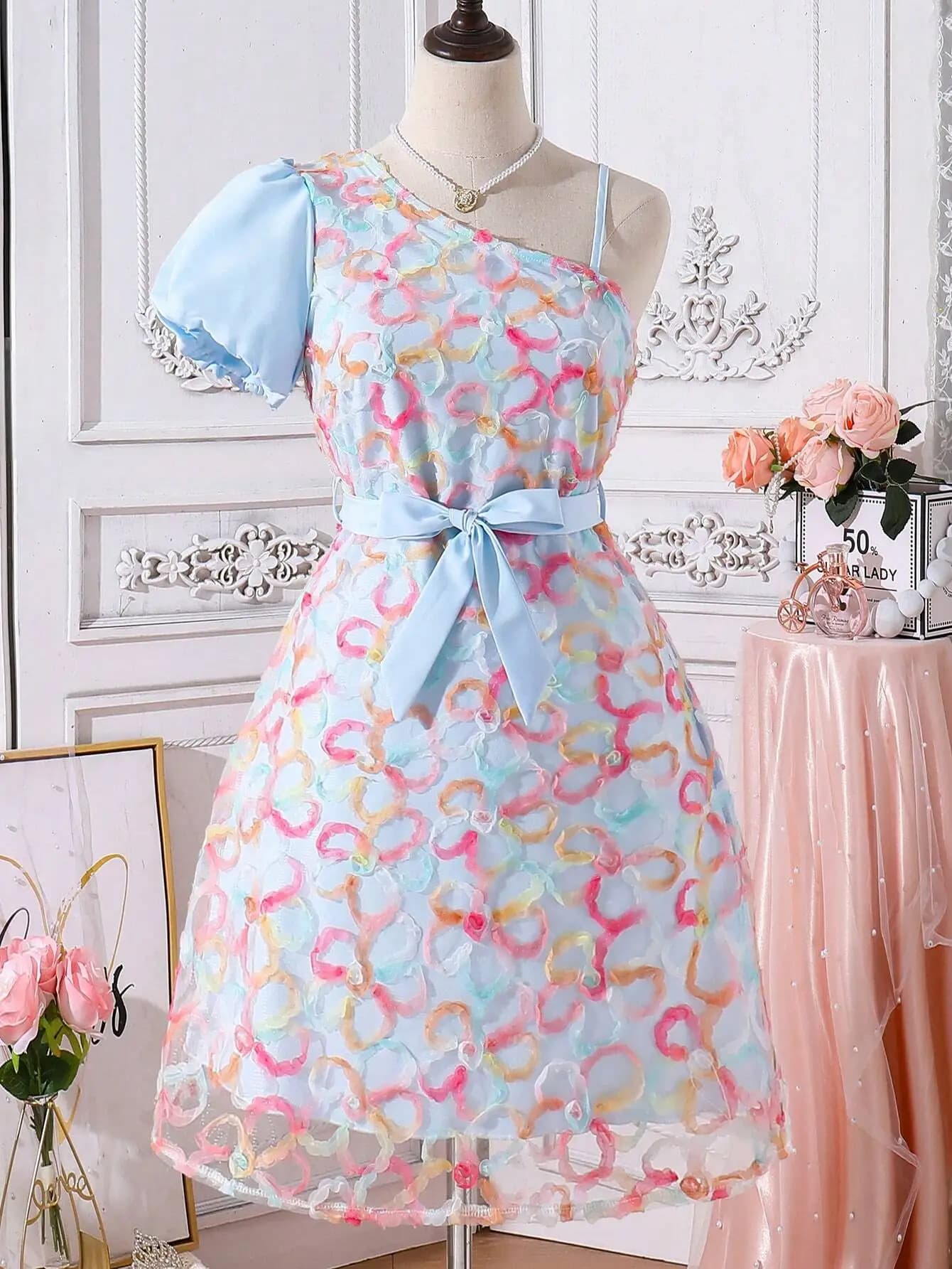 Abito monospalla con applicazioni arcobaleno pastello e cintura a fiocco per donna