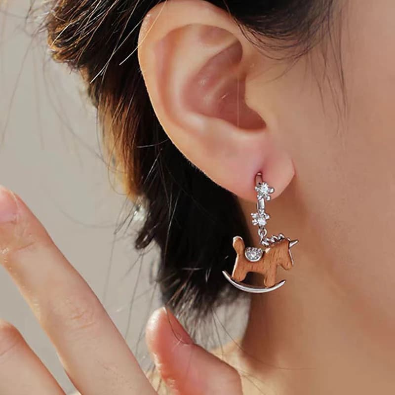 Orecchini unici e carini con cavallo in legno per le donne Orecchini con zirconi scintillanti per ragazze delicate Gioielli di moda tutto-fiammifero