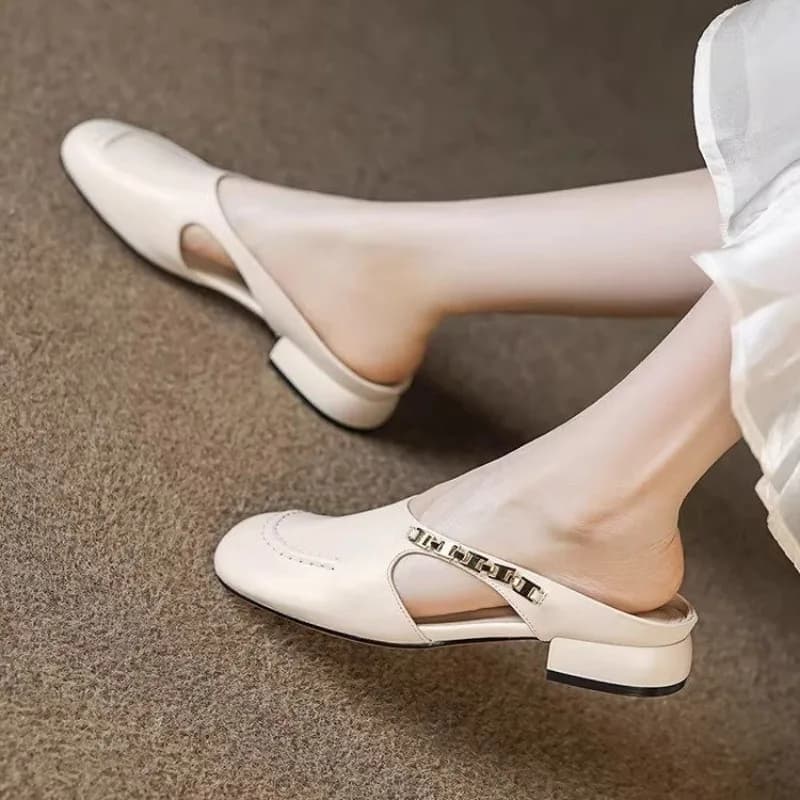2025 Mocassini genuini alla moda da donna di marca di nuova tendenza con fibbia in metallo Tacco basso Slip on Flats Scarpe da guida casual