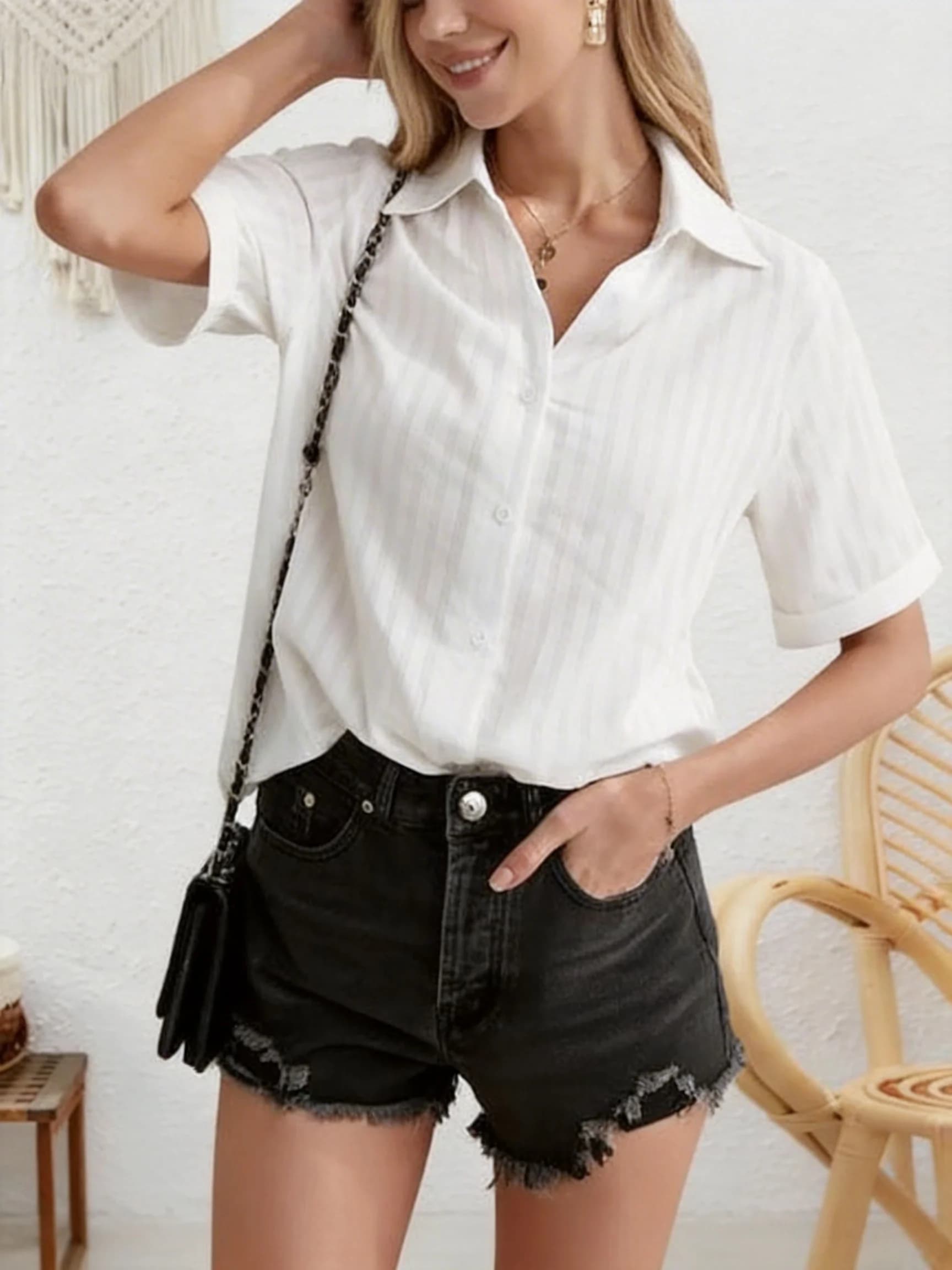 Nuovi arrivi estivi per donna - camicia casual a maniche corte con bottoni frontali, colletto a revers e polsini arricciati, design con scollo a V.
