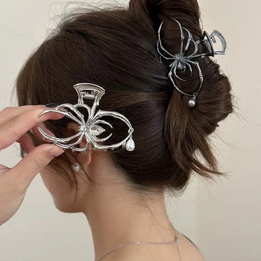 2025 Fermagli per artigli per capelli di ragno nero di Halloween con design di fascino di perle, fermagli per capelli punk gotici in metallo Accessori per capelli a tenuta forte