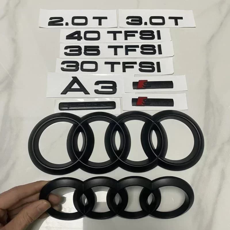 Emblema Logo a 4 Anelli AUDI A3 2014-2024 in ABS Nero Opaco, Copertura Diretta per Cofano Anteriore, Griglia e Bagagliaio Posteriore, Badge A3 per Modifica