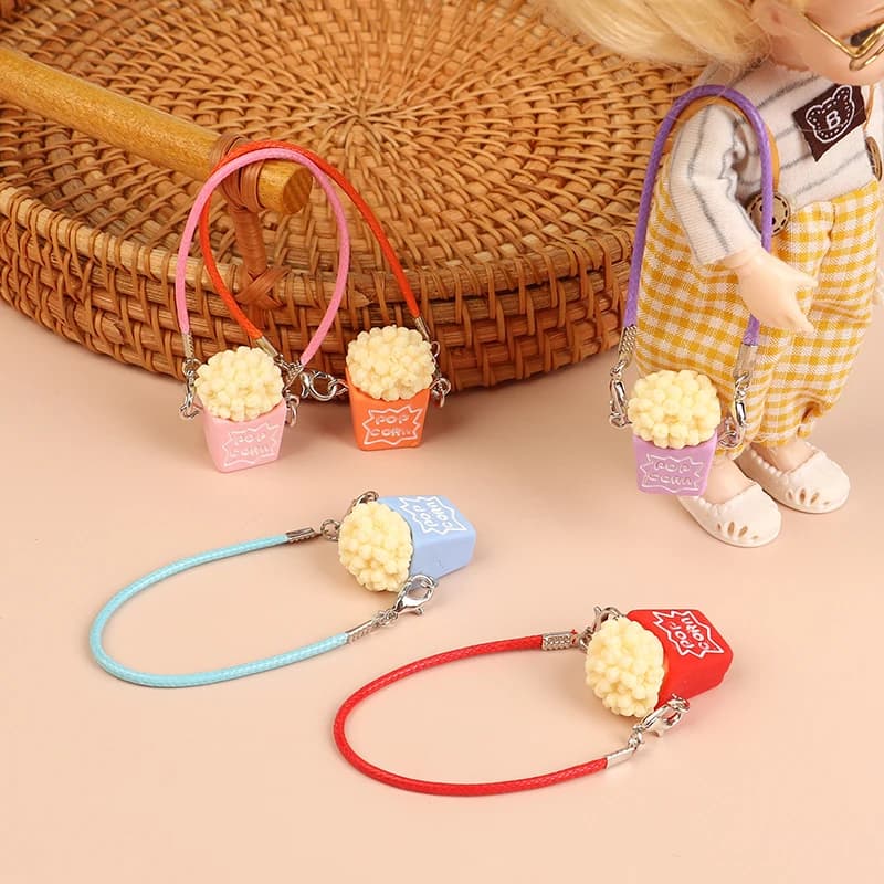 1/12 Mini Dollhouse Popcorn Bag Borse a tracolla Bambole Decorazione appesa Peluche carino Labubu Doll Decor Accessori Giocattoli per bambini