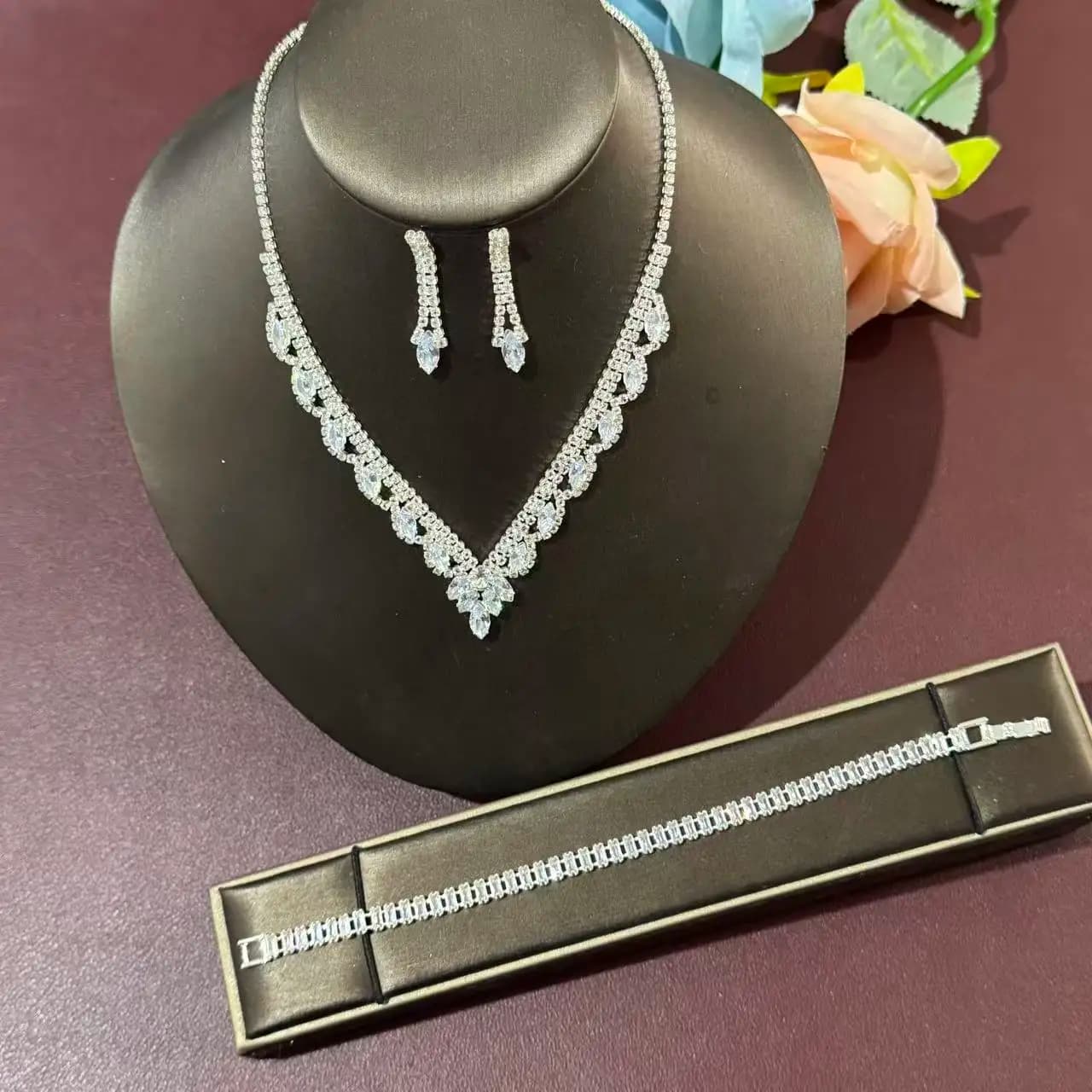 Design in stile europeo e americano, splendido abito con orecchini da sposa tempestati di diamanti, bracciale, set di gioielli in tre pezzi, n