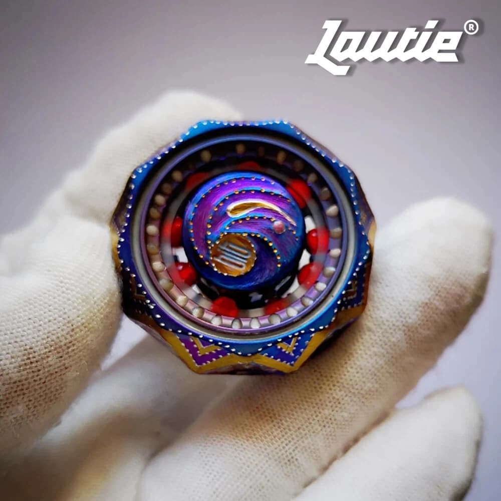 LAUTIE EDC Bit 05 Spinner in Titanio Blu, Luminoso, Personalizzabile, Antistress, Gadget Sensoriale per Adulti, Design Originale