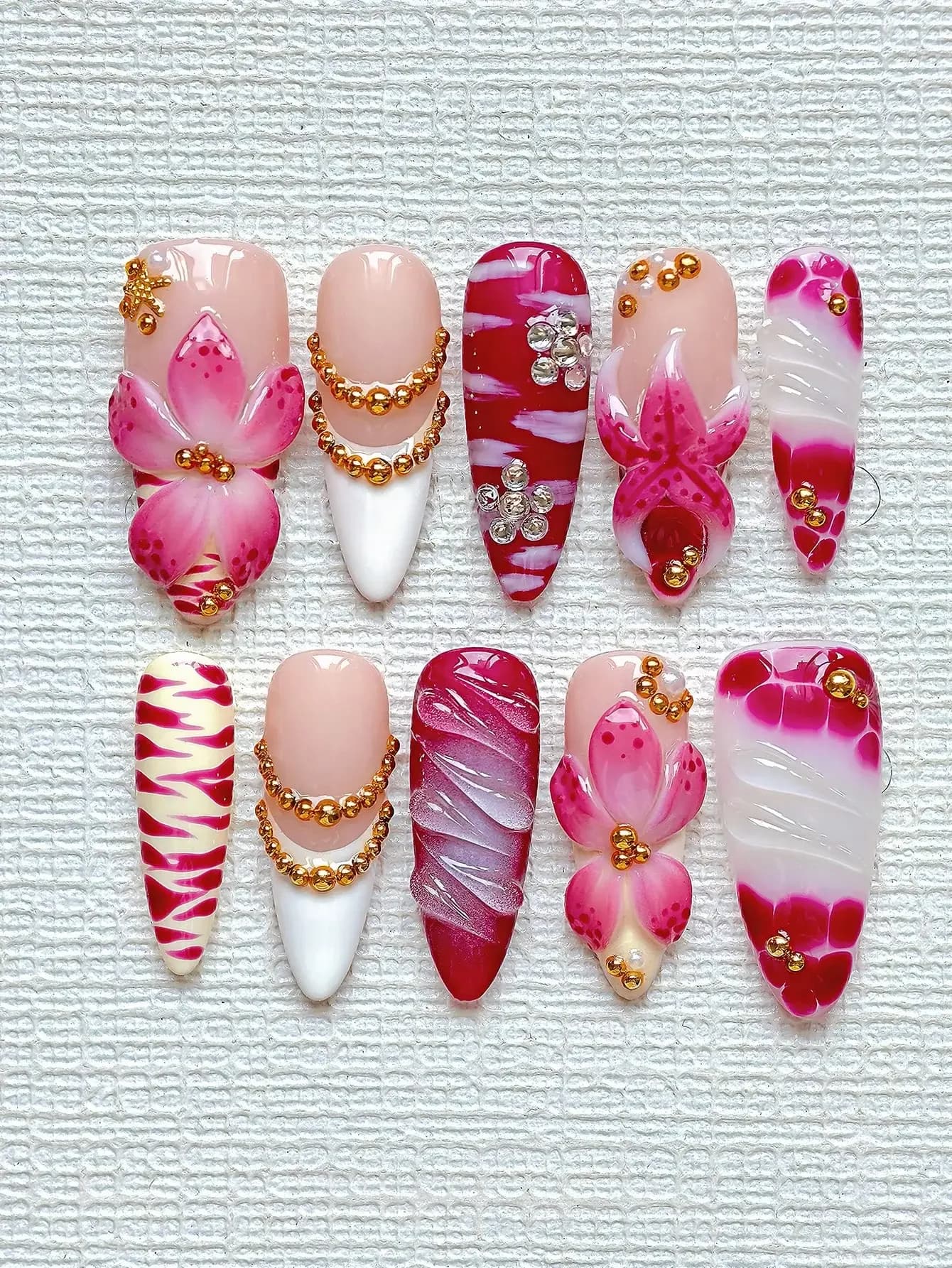 10 adesivi per unghie lunghi a forma di mandorla eleganti stile Y2K - Punta francese bianca con motivo floreale rosso sfumato, stelle marine 3D e ciondoli a goccia in cristallo dorato - Set per nail art a tema Sera delle Sirene, riutilizzabile con colla per unghie e lima - Accessori per unghie gotici, Halloween, Natale