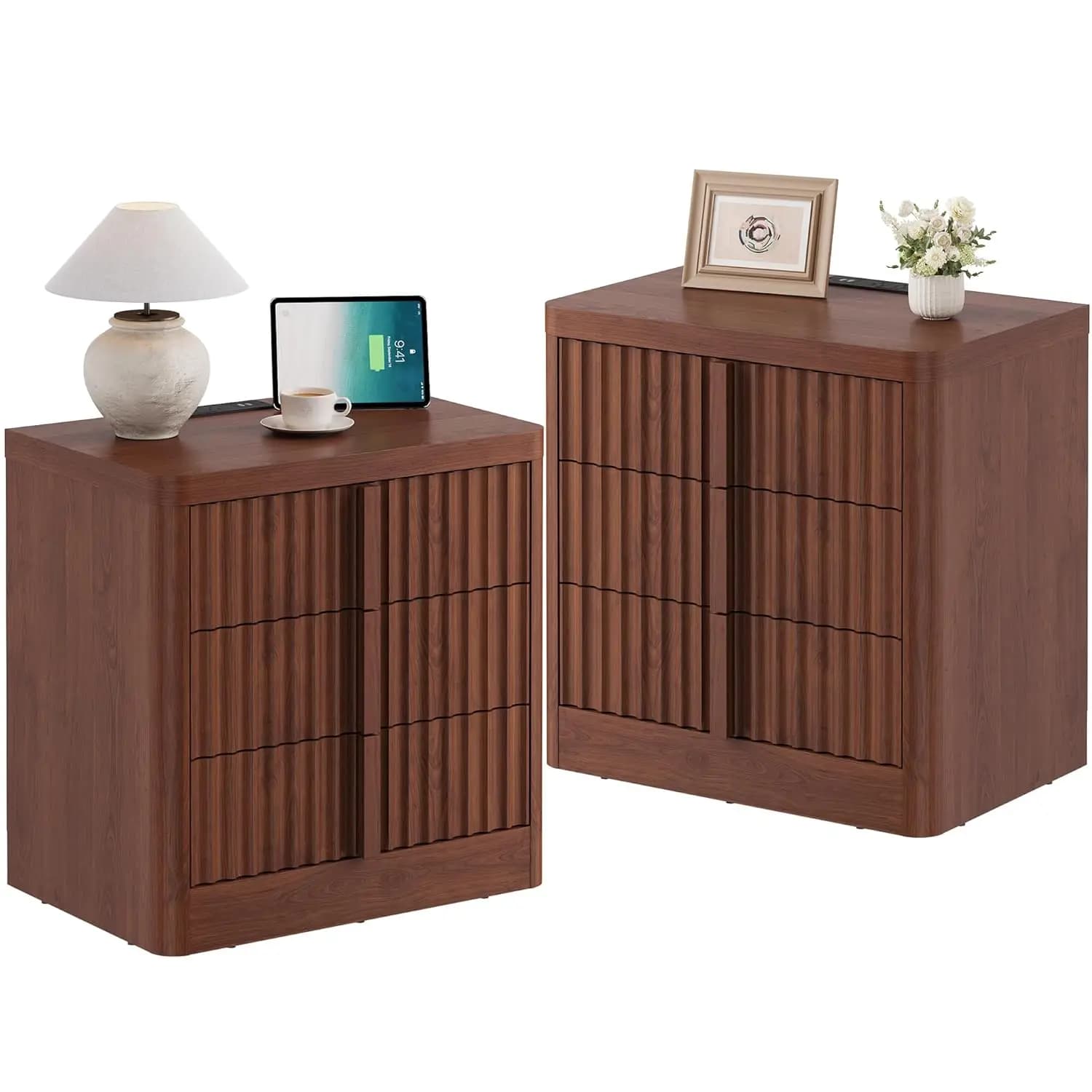Comodino da 23,6 pollici con 2 stazioni di ricarica e 3 cassetti, maniglia in legno massello, tavolino da camera in stile Mid-Century, noce, personalizzabile