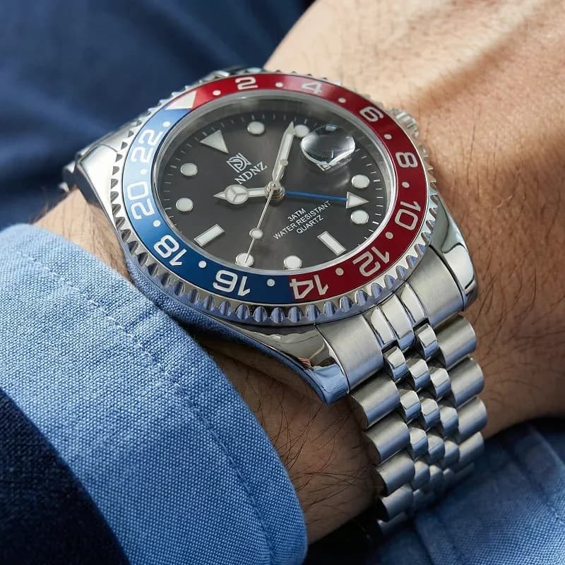 Orologio da uomo al quarzo stile GMT 2026, impermeabile 3ATM, cinturino in acciaio inossidabile, ghiera nera e rossa, orologio luminoso con datario