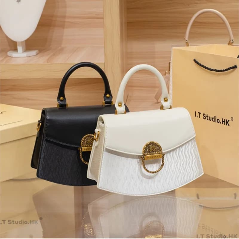 Borsa da donna di marca di lusso leggera 2024 nuova borsa a tracolla a tracolla di design di fascia alta autunno e inverno