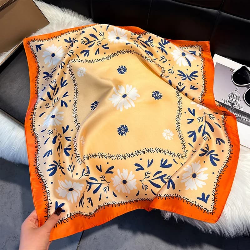 Foulard Quadrato Piccolo 70x70 in Seta da Donna, Fantasia Cashew, Versatile, Sottile, Elegante, per Hostess di Volo, Sciarpa e Copricapo