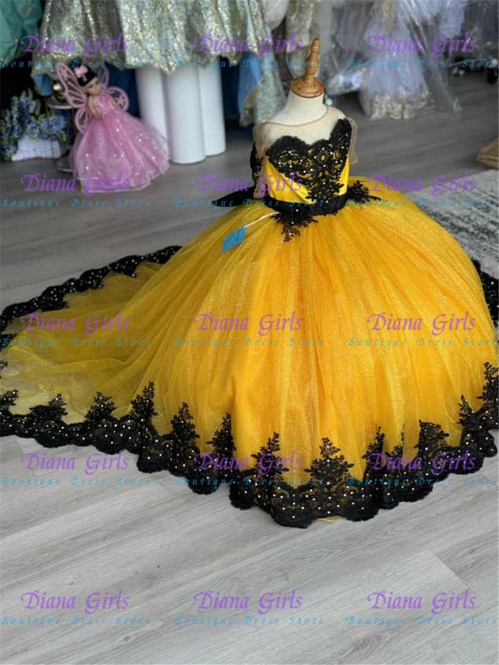 Nuovo splendido tulle giallo soffici ragazze di fiori vestono applique con coda lunga per abiti da ballo da sera per feste di compleanno di nozze per bambini