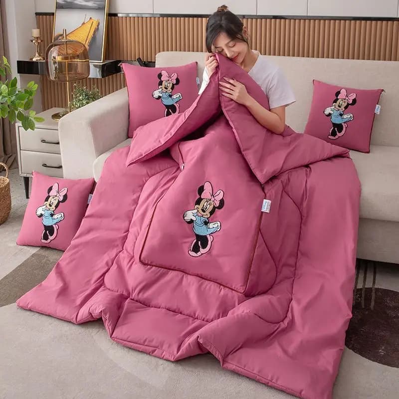 Disney Strawberry Bear Four Seasons 2-in-1 cuscino trapunta topolino e Minnie divano auto ricamato ufficio pausa pranzo cuscino coperta