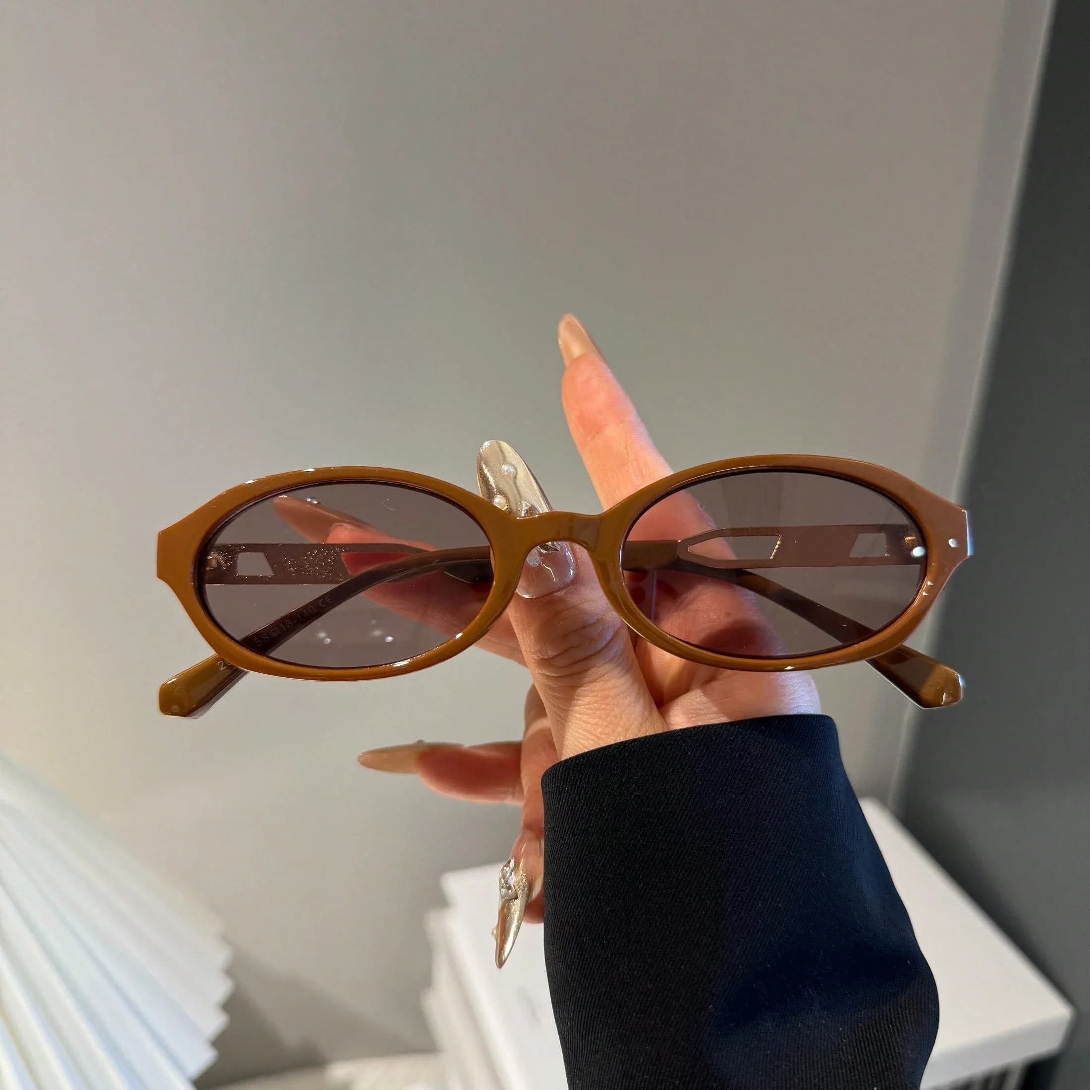 Occhiali da Sole Vintage Anni '90 Ovali alla Moda con Montatura in Plastica e Aste in Metallo per Donne, Ideali per l'Estate e la Spiaggia