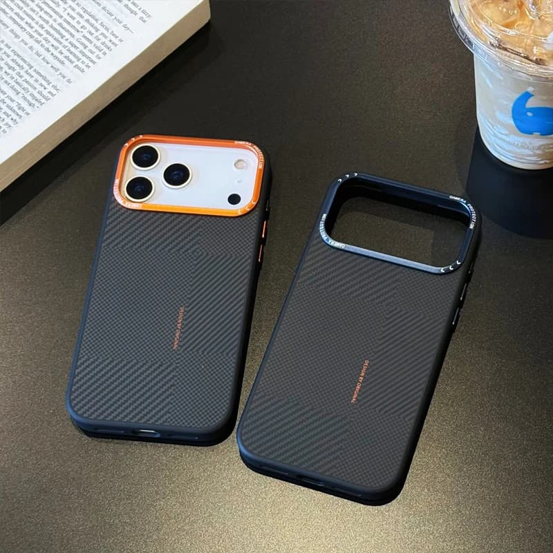 Cover per iPhone 17 17Pro Max 16 15 14 con Texture in Fibra di Carbonio, Lente Magnetica in Lega e Ricarica Wireless, Finitura Opaca