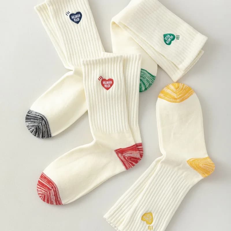 4 paia di calzini in cotone colorato ricamato con l'escritta 'love', calzini sportivi da donna, assorbenti del sudore, casual, semplici, comodi, di media lunghezza