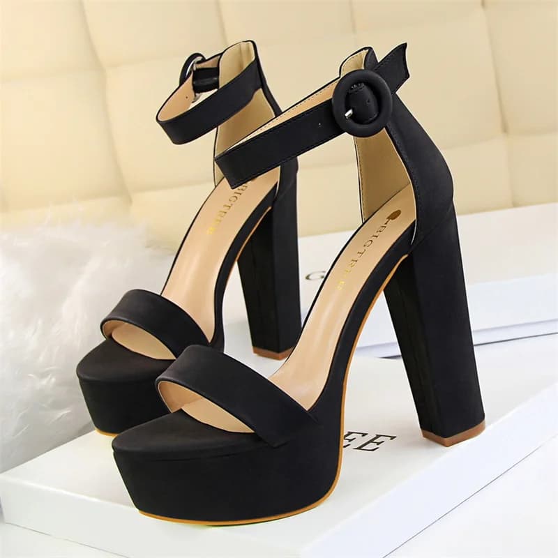New Fashion Simple Comfort Donna Piattaforma Sandali con tacco alto Estate Peep Toe Party Wedding Pumps Fibbia Scarpe dimagranti