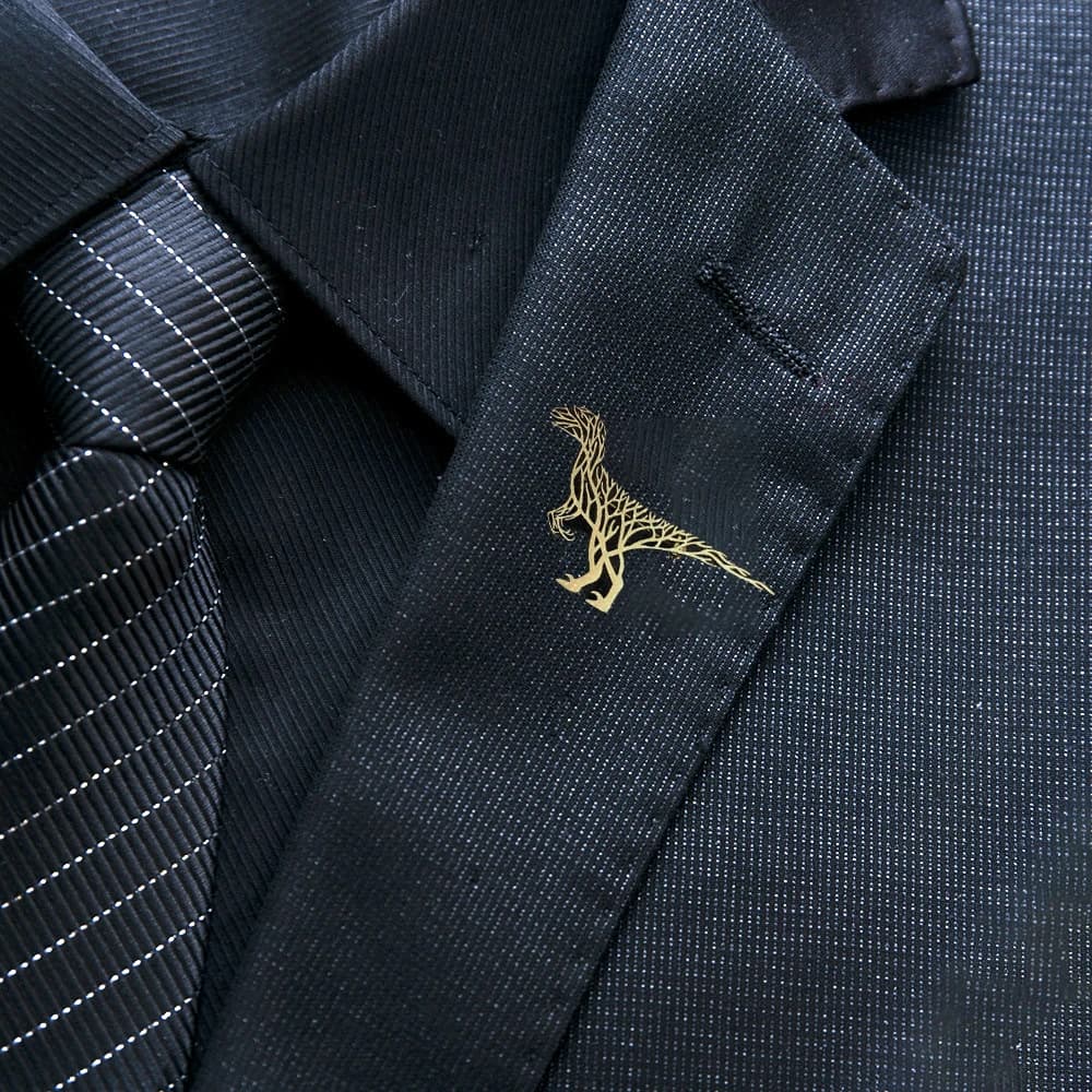 Spilla in acciaio inossidabile con dinosauro dorato con trama creativa dell'albero, spilla per abito alla moda, distintivo per borse per abbigliamento, regalo per gli amici.