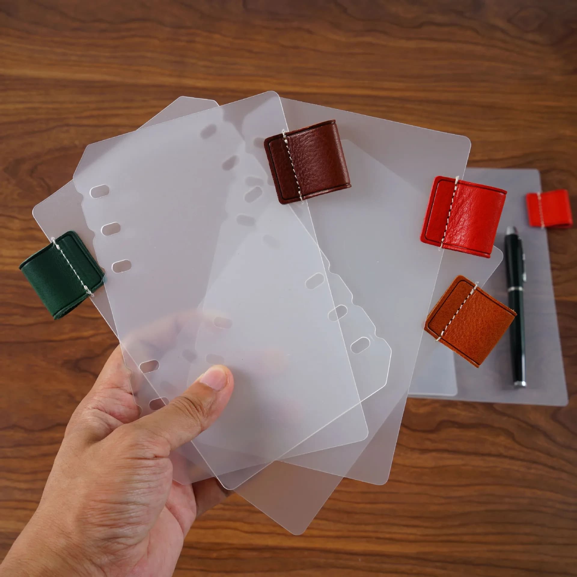 Divisori indice per notebook A5 A6 A7 con clip per penna in vera pelle Divisore per agenda giornaliera plug-in per penna in pelle di vacchetta con portapenne
