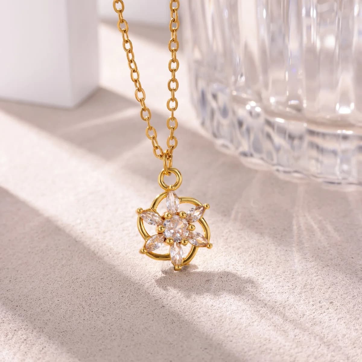 Collane da Donna Sweet Flower con Zirconi, Gioielli Estivi Color Oro per Vacanze, Collana Sexy per Donna, Accessorio Regalo