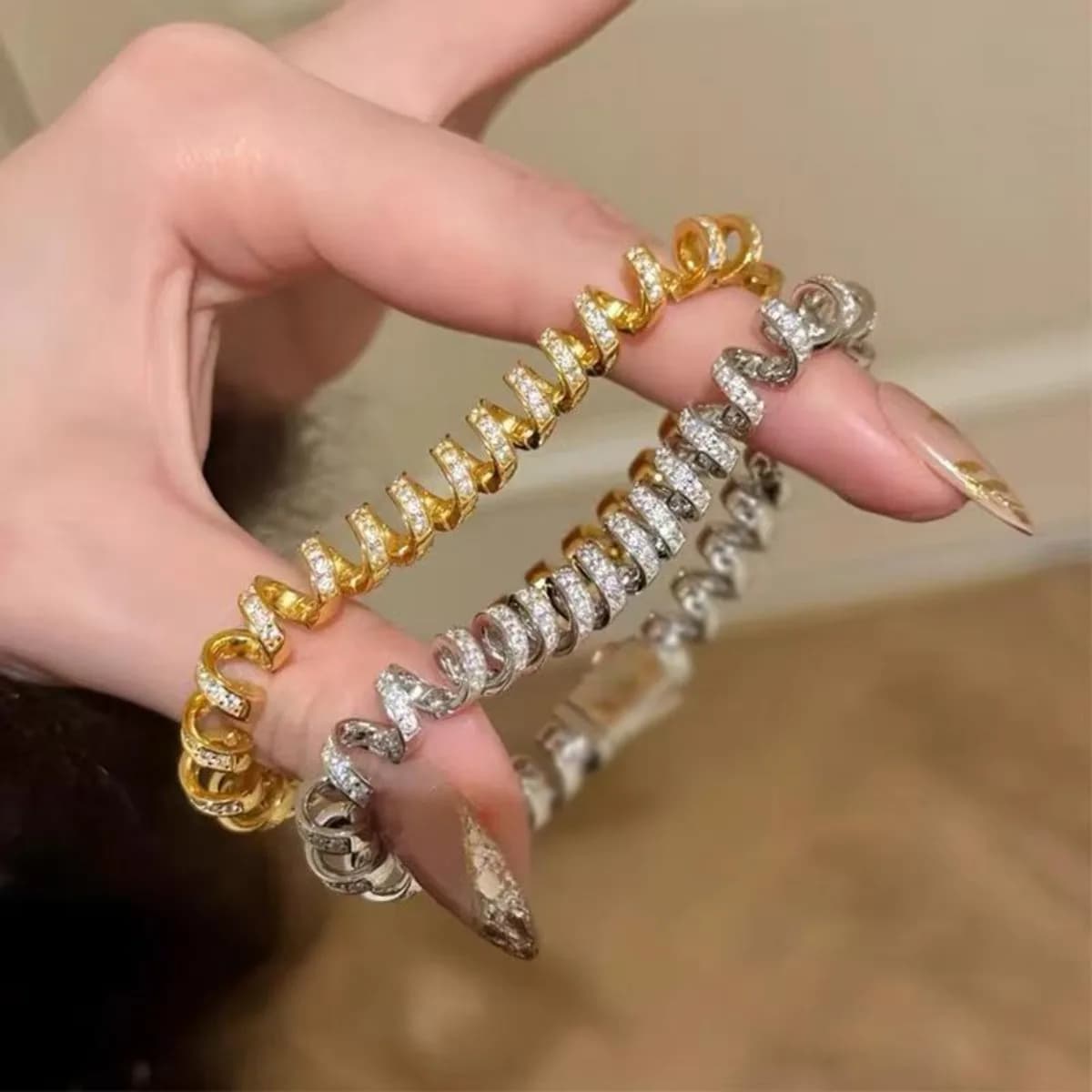 Bracciale a filo telefonico in acciaio inossidabile con zirconi, bracciale a spirale di lusso per donna, gioiello sofisticato 16 cm