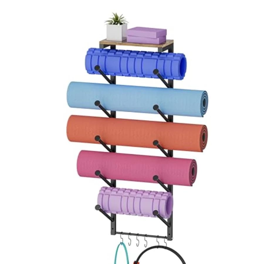 Supporto da parete a 5 livelli per tappetini yoga con 6 ganci per appendere accessori, cinghie yoga, rulli in schiuma, fasce di resistenza e tappetini yoga.